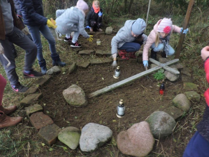 Zuchy sprzątanie grobów